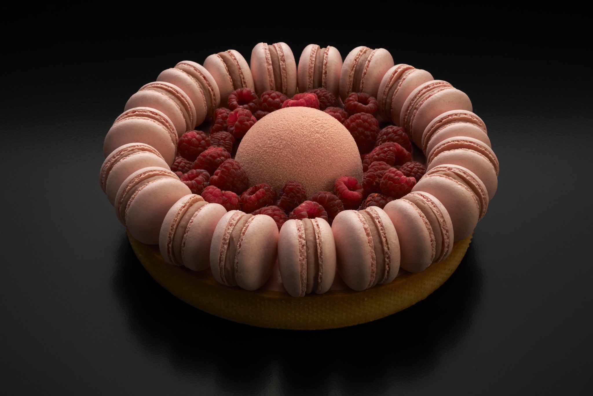 Tarta de frambuesas frescas, cremoso de chocolate blanco y vainilla, gelificado y petit macarons de rosas